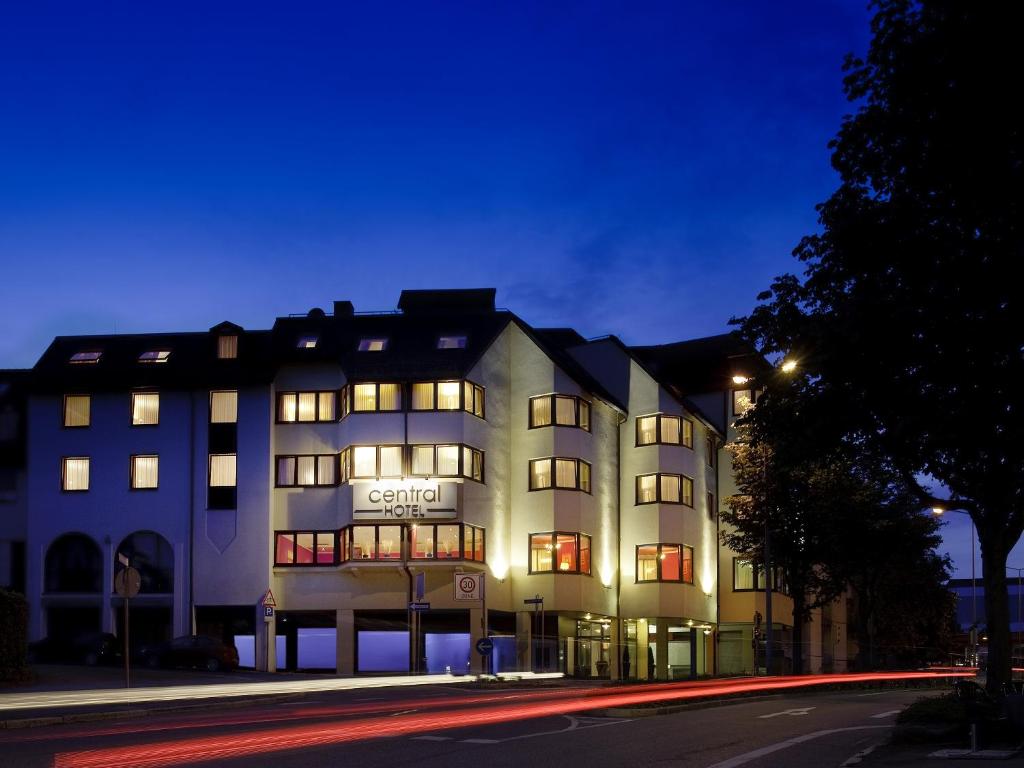 菲林根-施文宁根中心酒店的白色的大建筑,晚上有窗户