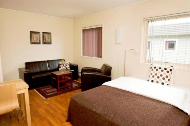 Hardbakke索伦德雷蕾格兹酒店的一间卧室设有一张床和一间客厅。