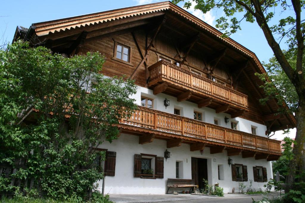 维拉巴萨Apperlehof的房屋的顶部设有木制阳台