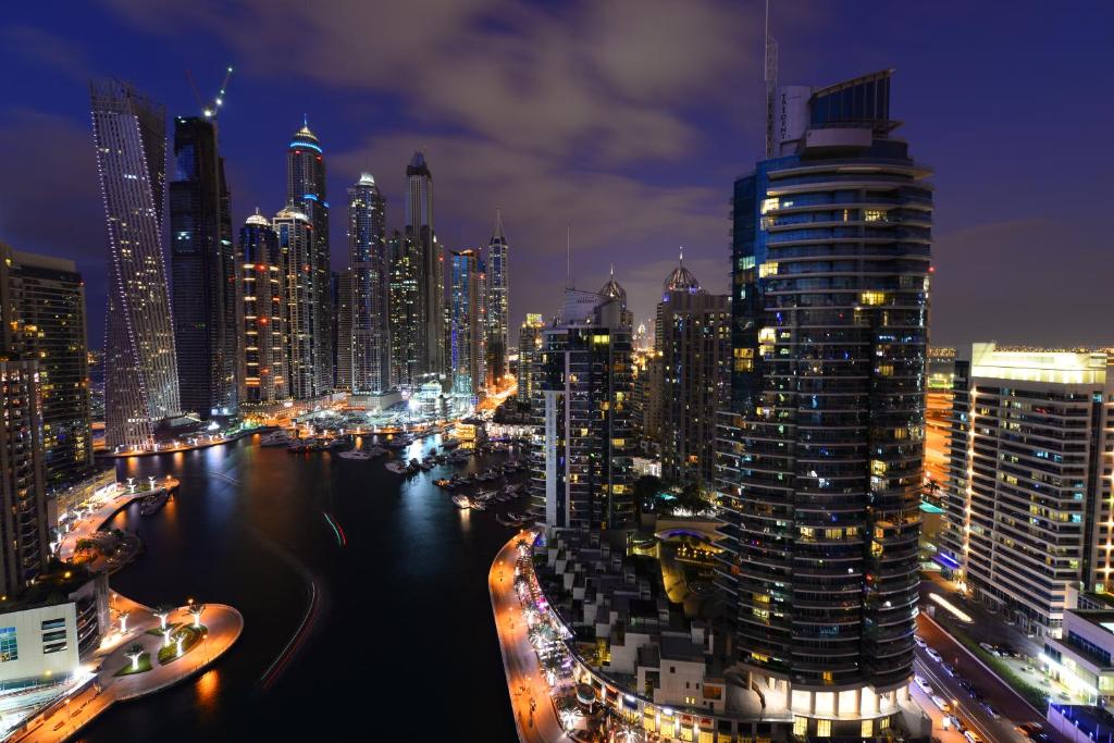 迪拜码头酒店公寓的享有城市美景,
