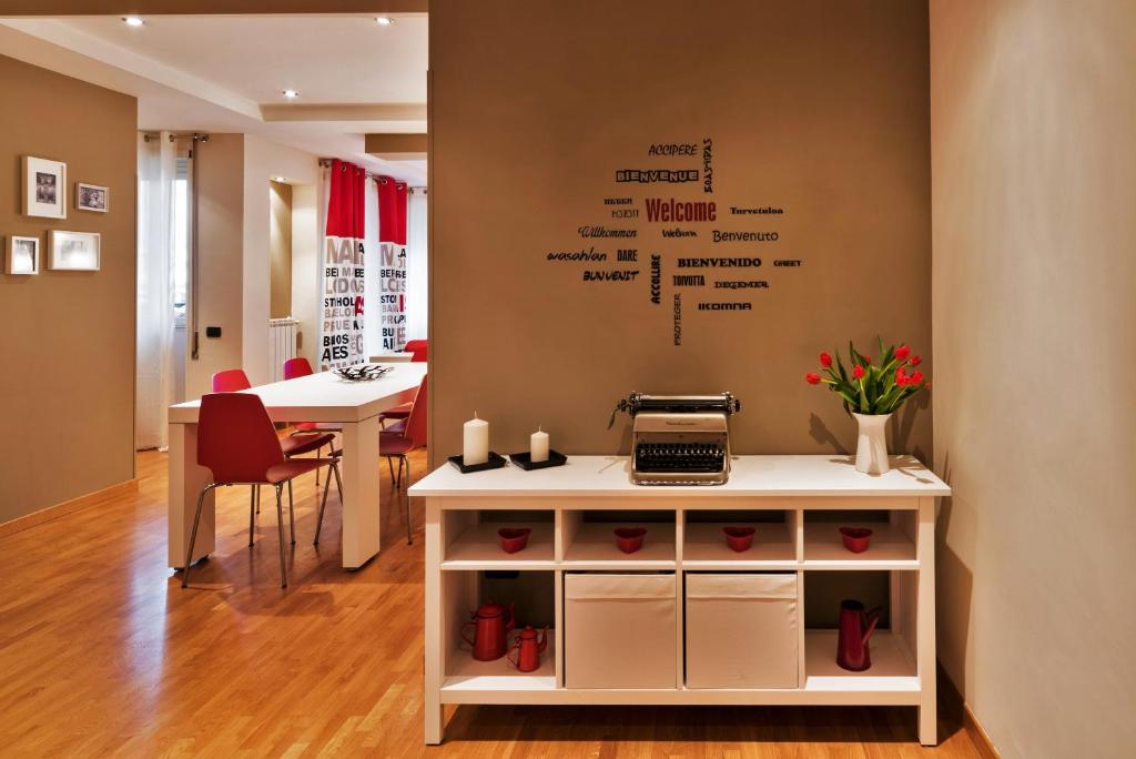 罗马台伯河岸区艾玛之家公寓的一间房间,配有一张桌子和一台笔记本电脑