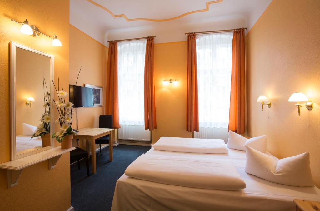 柏林赫尔曼空间酒店的酒店客房配有两张床和一张书桌