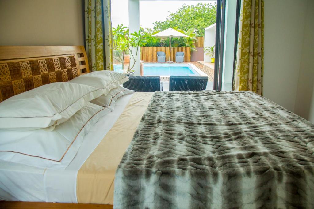 拉戈莱特宾果普瑞米恩酒店的一间卧室设有一张床,享有游泳池的景色