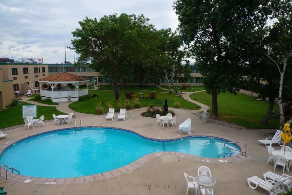 法戈巴尔的摩酒店 - 主大道的一个带椅子的游泳池和一个凉亭
