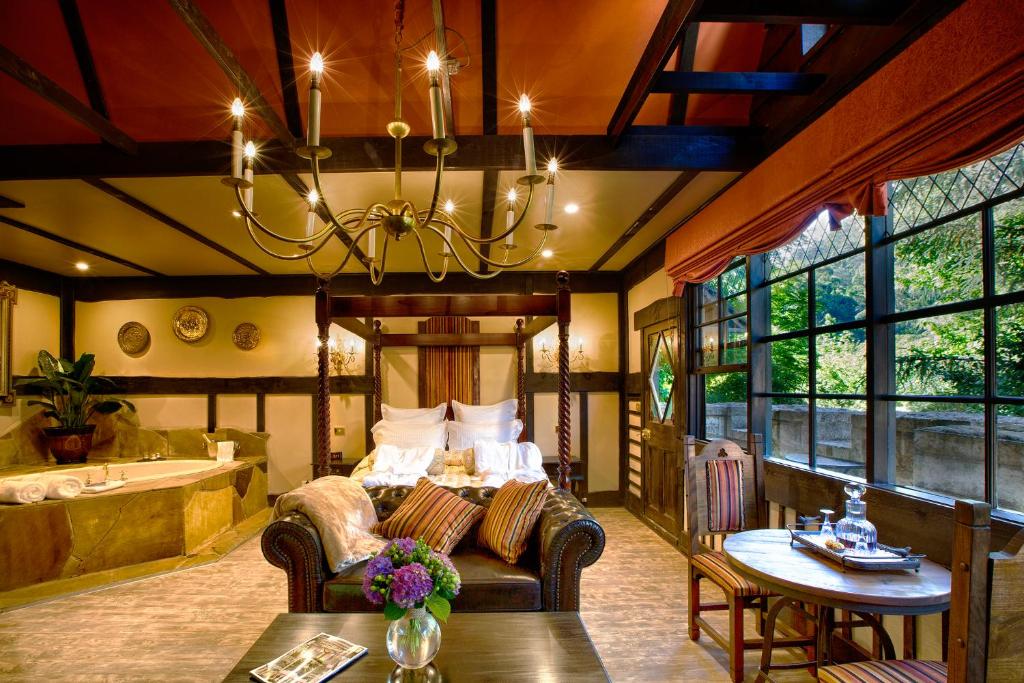 Monbulk阿奎拉诺瓦度假山林小屋的一间带床和浴缸的客厅