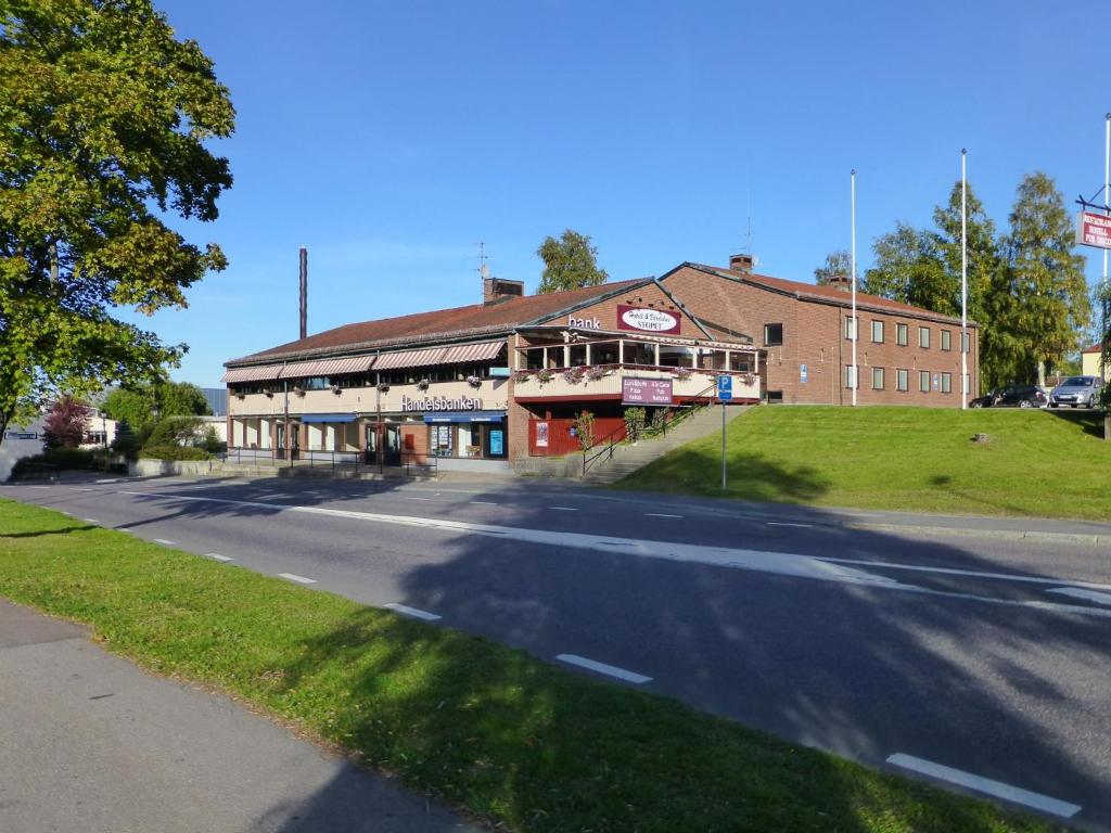 GrängesbergVärdshuset Stopet的大楼前空的街道