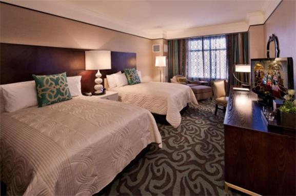 土桑图森太阳赌场度假酒店的酒店客房带两张床和一个客厅