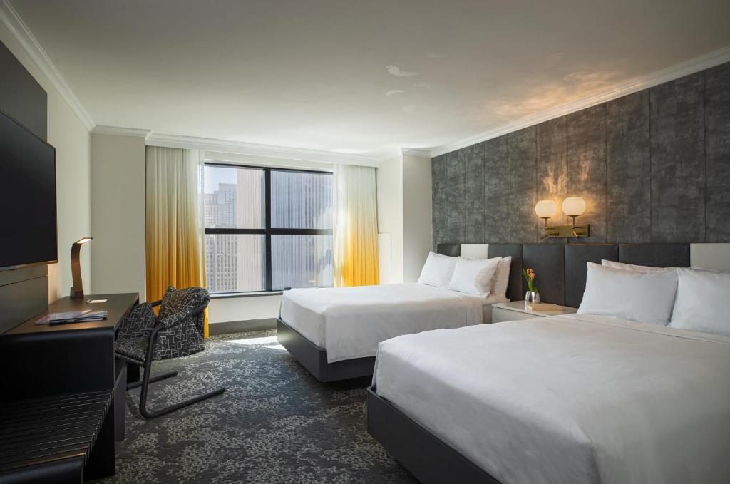 纽约Renaissance New York Times Square by Marriott的有两张床和一扇窗户的酒店房间