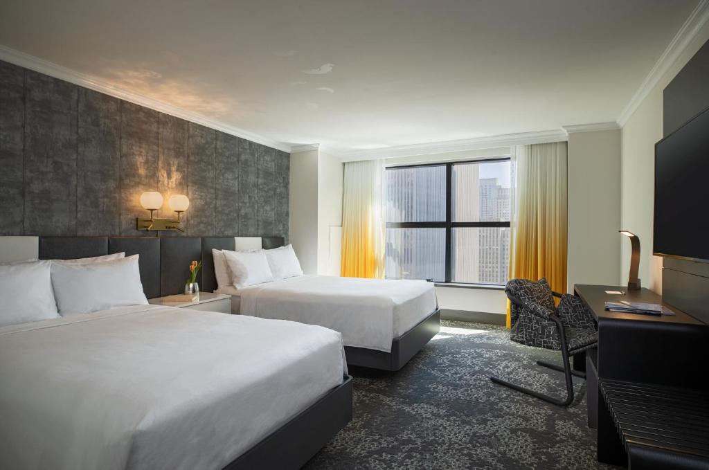 纽约Renaissance New York Times Square by Marriott的有两张床和一扇窗户的酒店房间