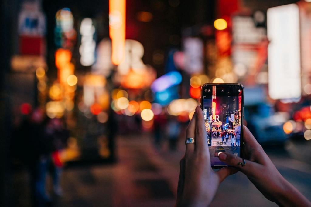 纽约Renaissance New York Times Square by Marriott的手机上拍照的人