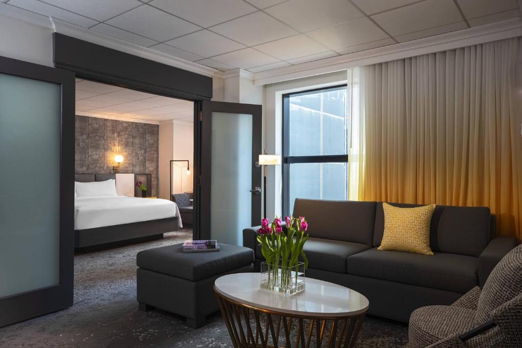 Renaissance New York Times Square by Marriott客房内的一张或多张床位
