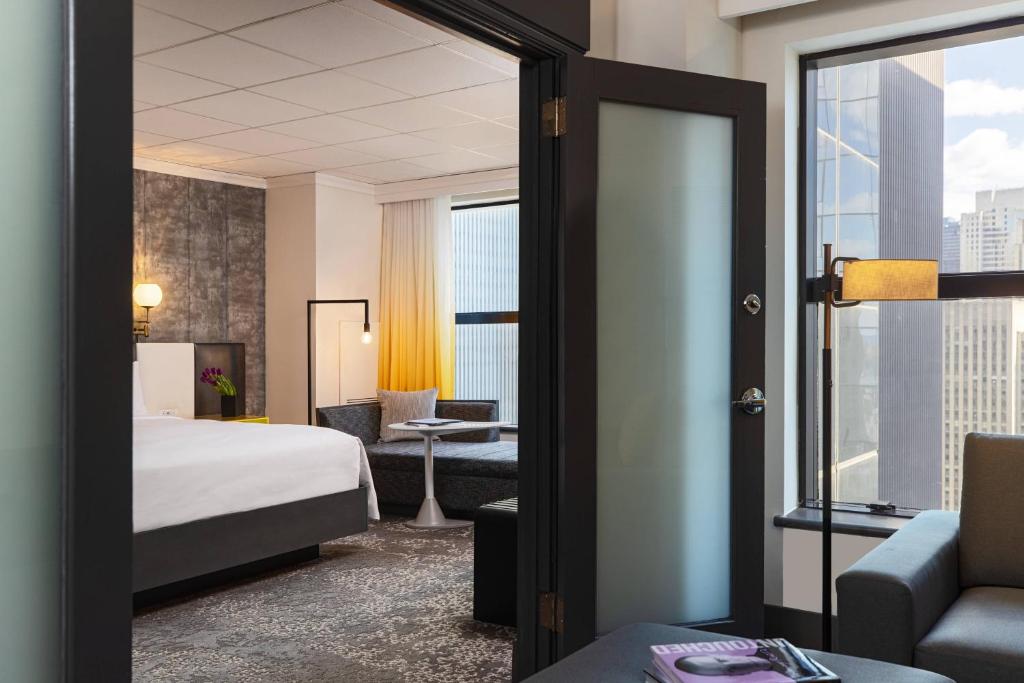 Renaissance New York Times Square by Marriott客房内的一张或多张床位