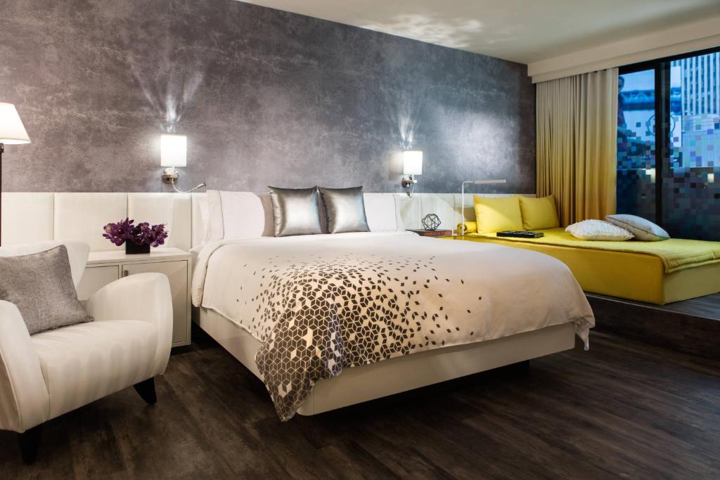 Renaissance New York Times Square by Marriott客房内的一张或多张床位