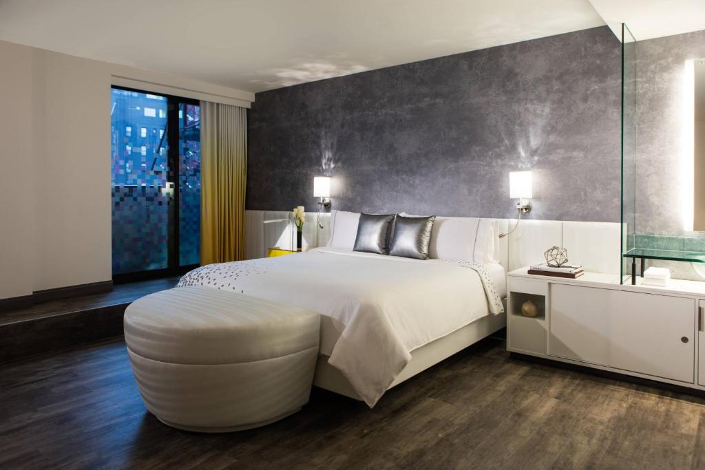 Renaissance New York Times Square by Marriott客房内的一张或多张床位