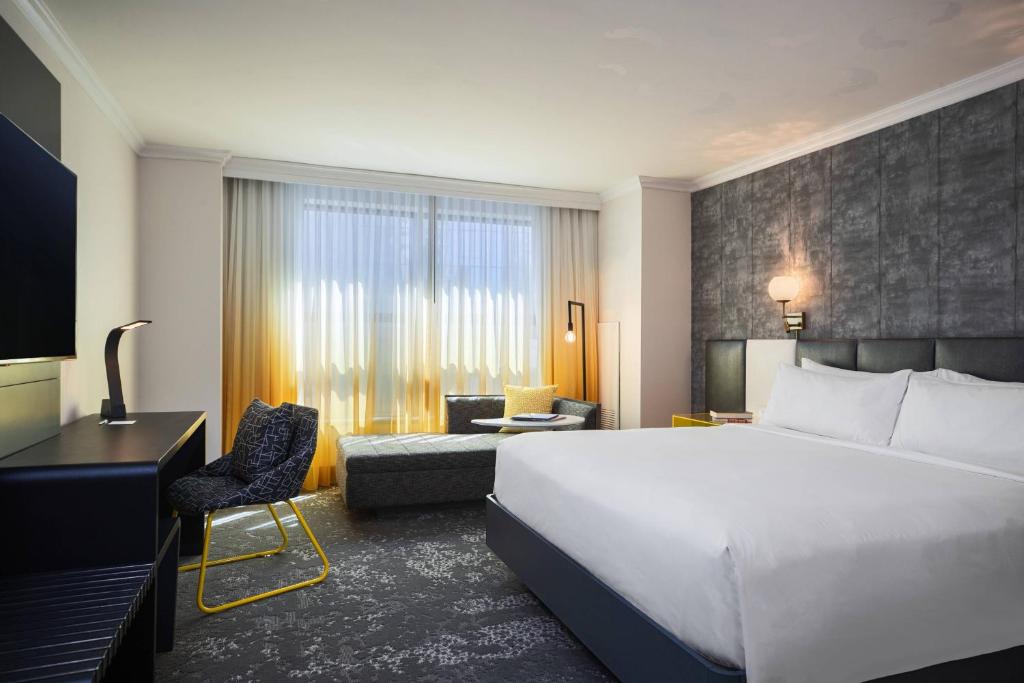 Renaissance New York Times Square by Marriott客房内的一张或多张床位