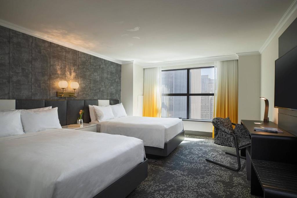 Renaissance New York Times Square by Marriott客房内的一张或多张床位