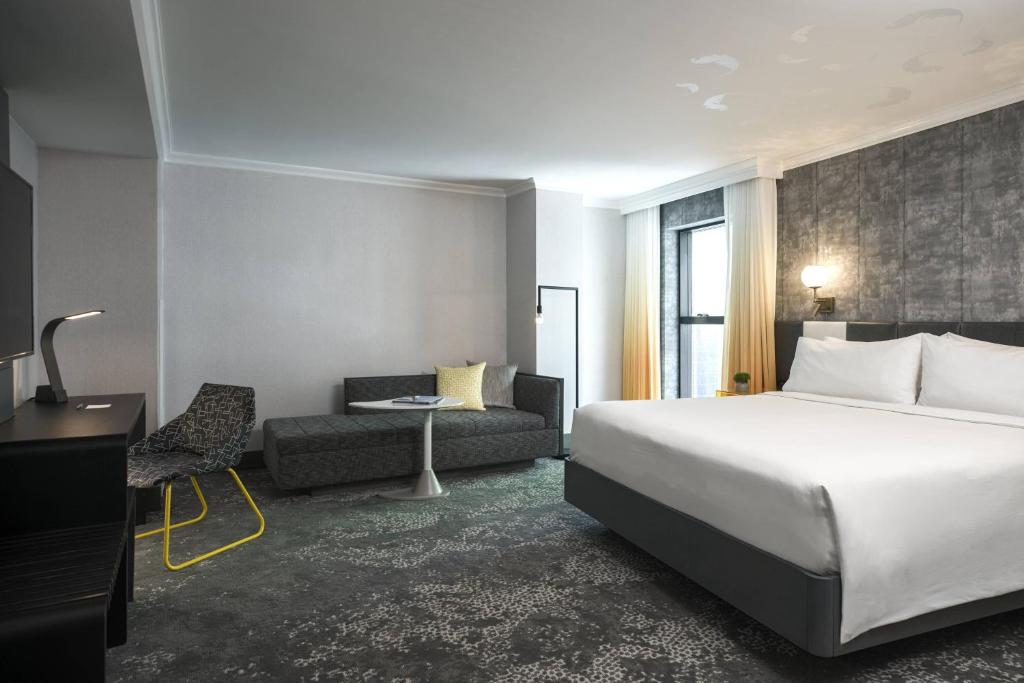 Renaissance New York Times Square by Marriott客房内的一张或多张床位