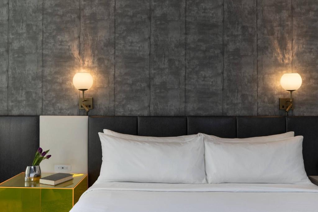Renaissance New York Times Square by Marriott客房内的一张或多张床位