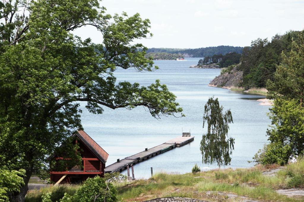 古斯塔堡Skeviks Gård的享有湖泊美景,设有水面码头