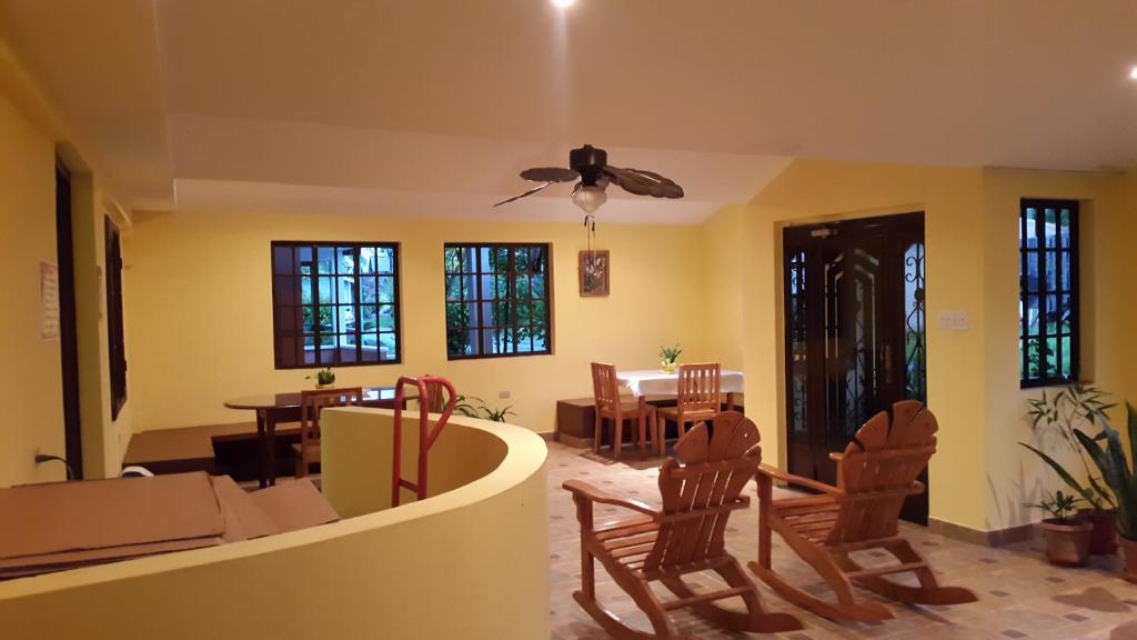 博卡斯德尔托罗博卡斯热带天堂旅舍的客厅配有吊扇和椅子