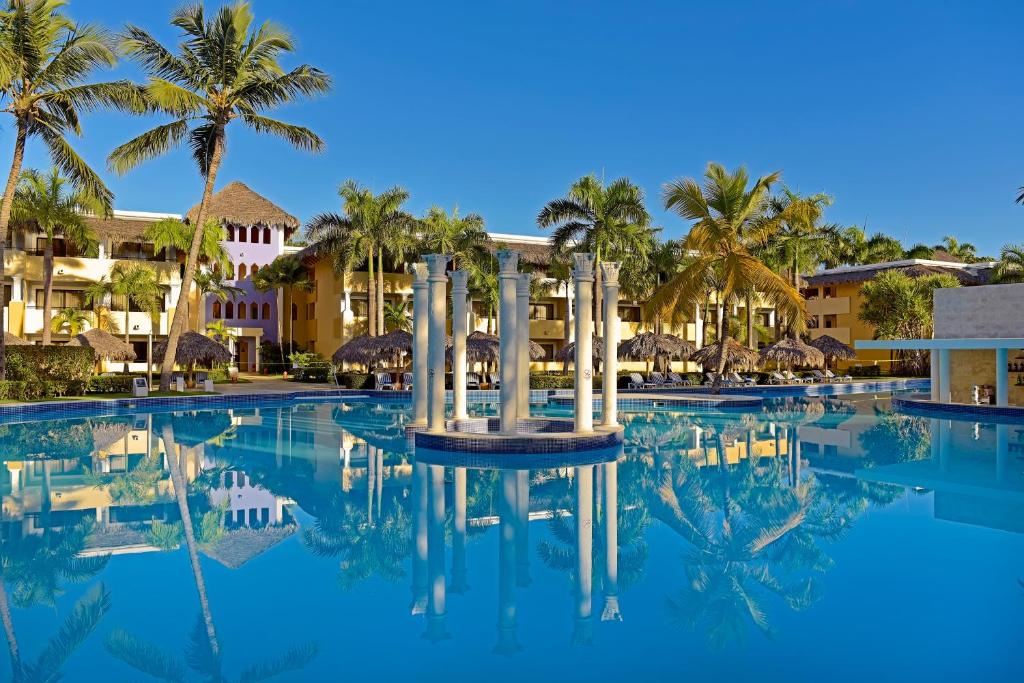 圣斐利-银港多拉达海岸伊波罗之星酒店&度假村的棕榈树和建筑度假村的游泳池