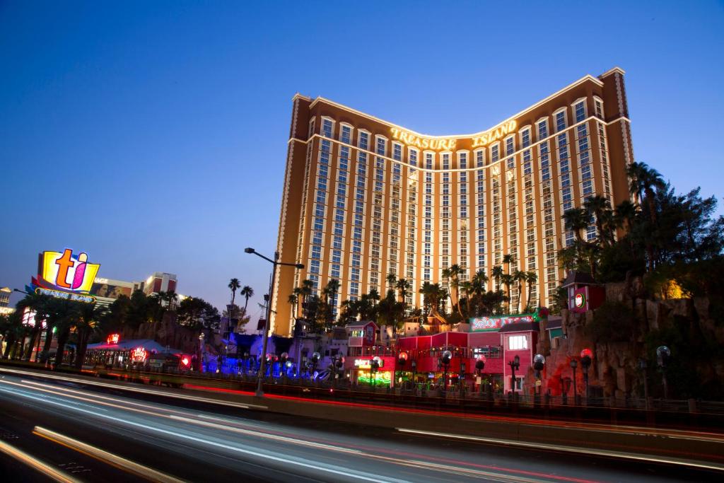 拉斯维加斯Treasure Island - TI Las Vegas Hotel & Casino, a Radisson Hotel的享有las Veasramidramidramidramidramidramidramidramidramidramidramidramidramidramidramidramidramidramid的景致