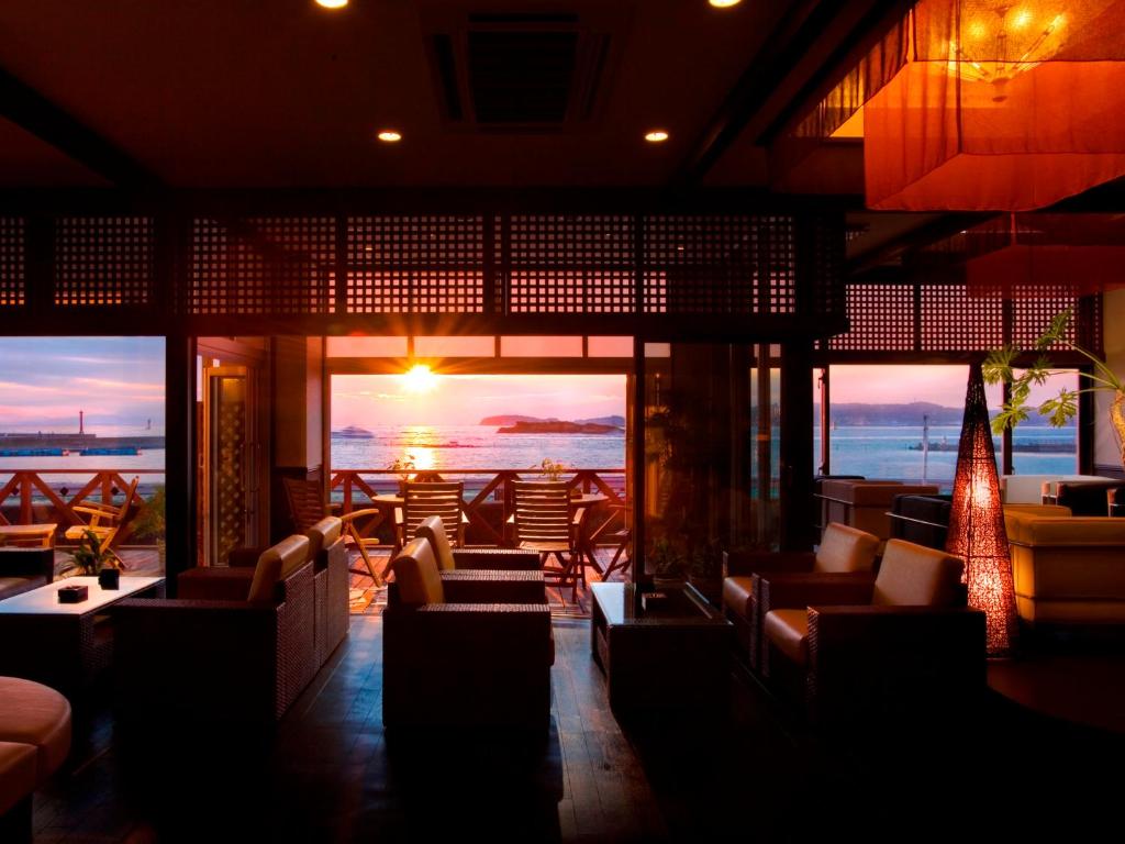 南知多海马卡吉玛艾斯竹亢酒店的一间配有沙发并享有海景的餐厅