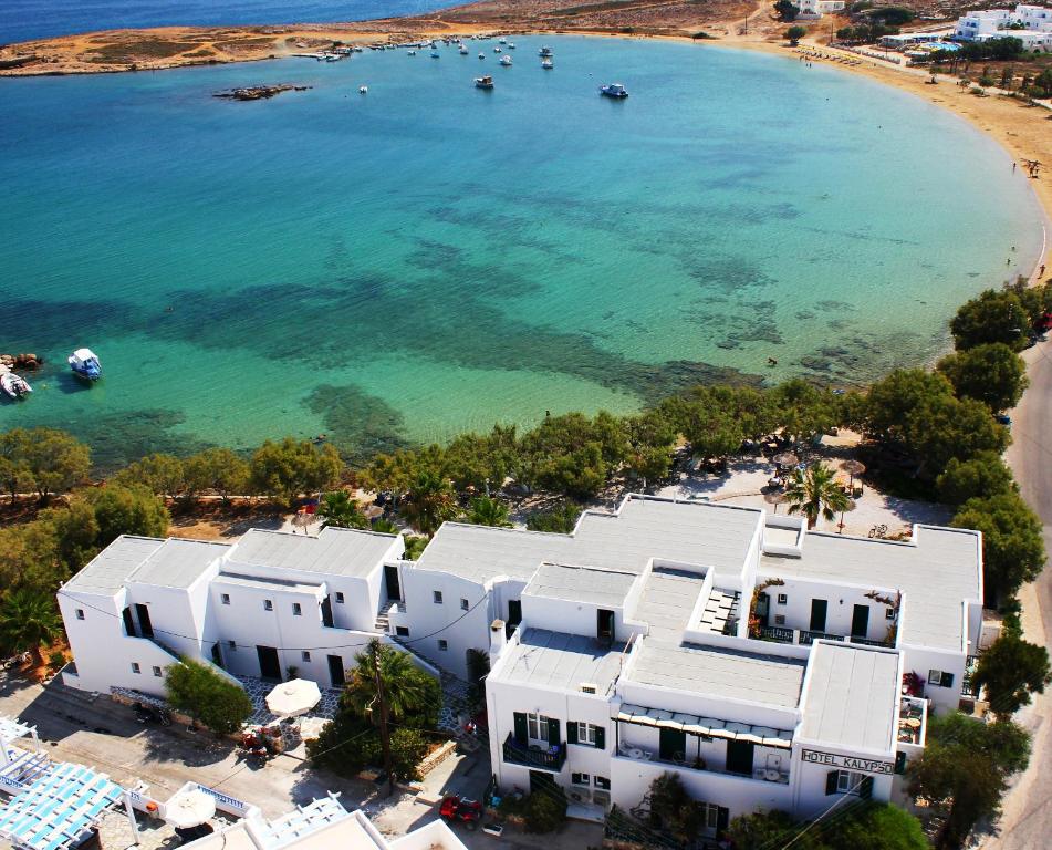 纳乌萨卡勒普叟酒店的享有海滩的空中景色,拥有白色的房屋和水面
