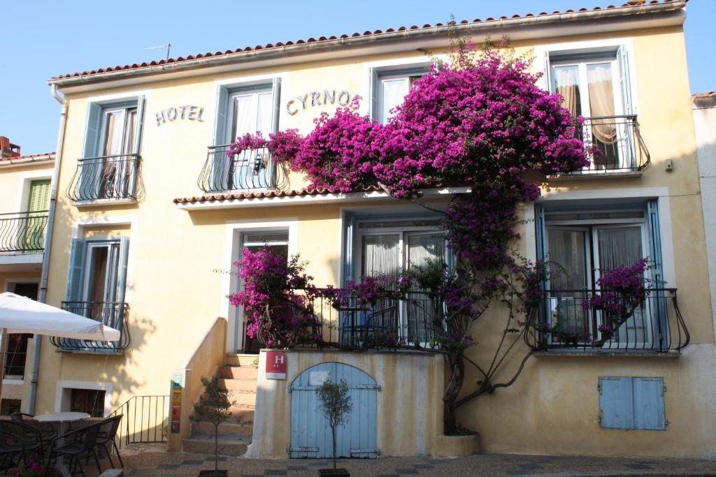 卡尔热斯Hotel Cyrnos的一座花朵紫色的建筑