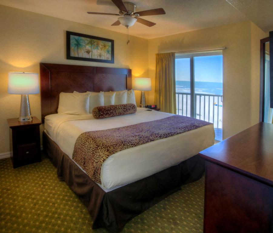 圣徒皮特海滩日落维斯塔斯两卧室海滨套房的酒店客房设有一张床和一个阳台。