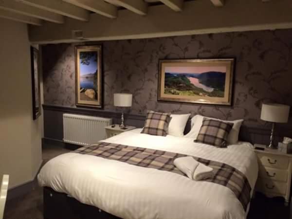 巴罗弗内斯农夫酒店的一间卧室配有一张大床、两张桌子和两盏灯。