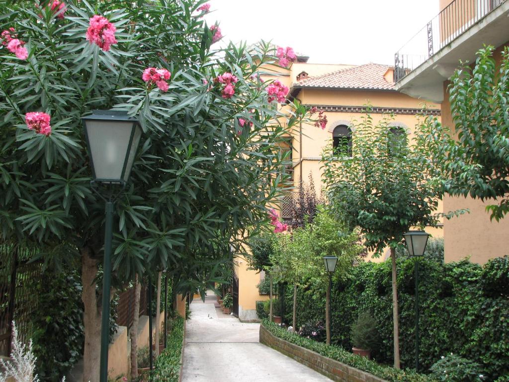 罗马玛提萨别墅的一条有粉红色花卉和街灯的小巷