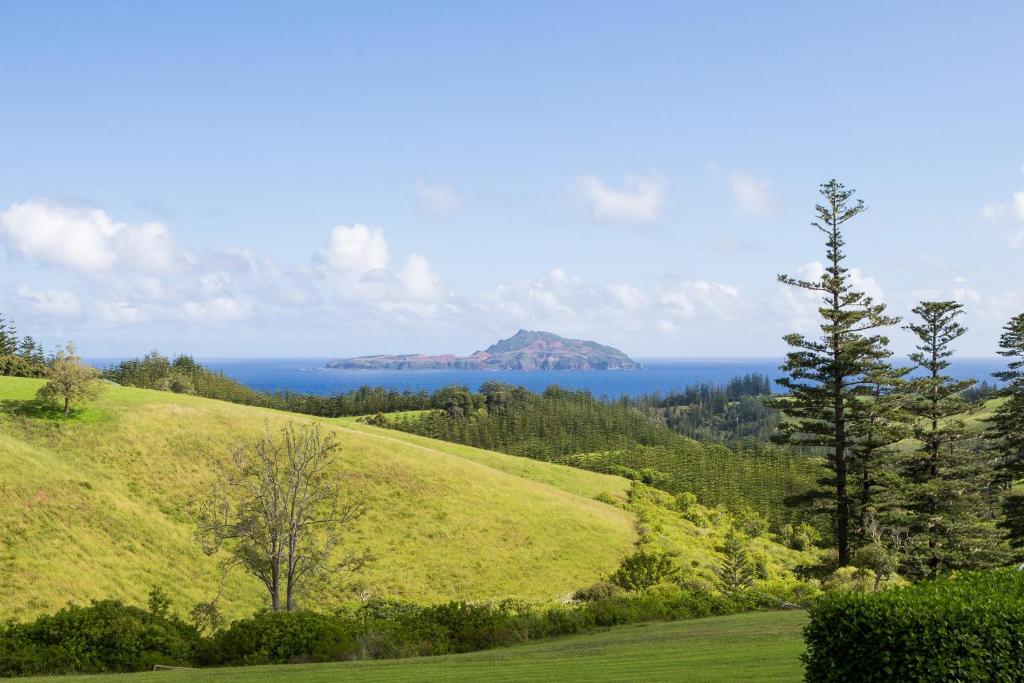 彭特派因Seaview Norfolk Island的绿色的山丘,享有海景
