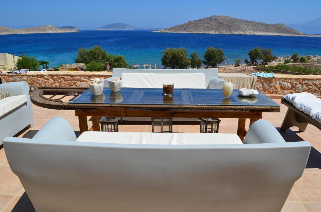 哈尔基岛Villa Blu Majestic beach villa的一张桌子和椅子,享有海景