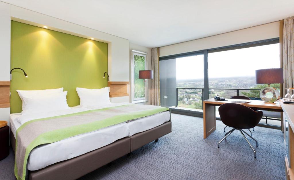斯帕斯帕巴尔莫勒尔席尔瓦酒店的配有一张床、一张书桌和一扇窗户的酒店客房