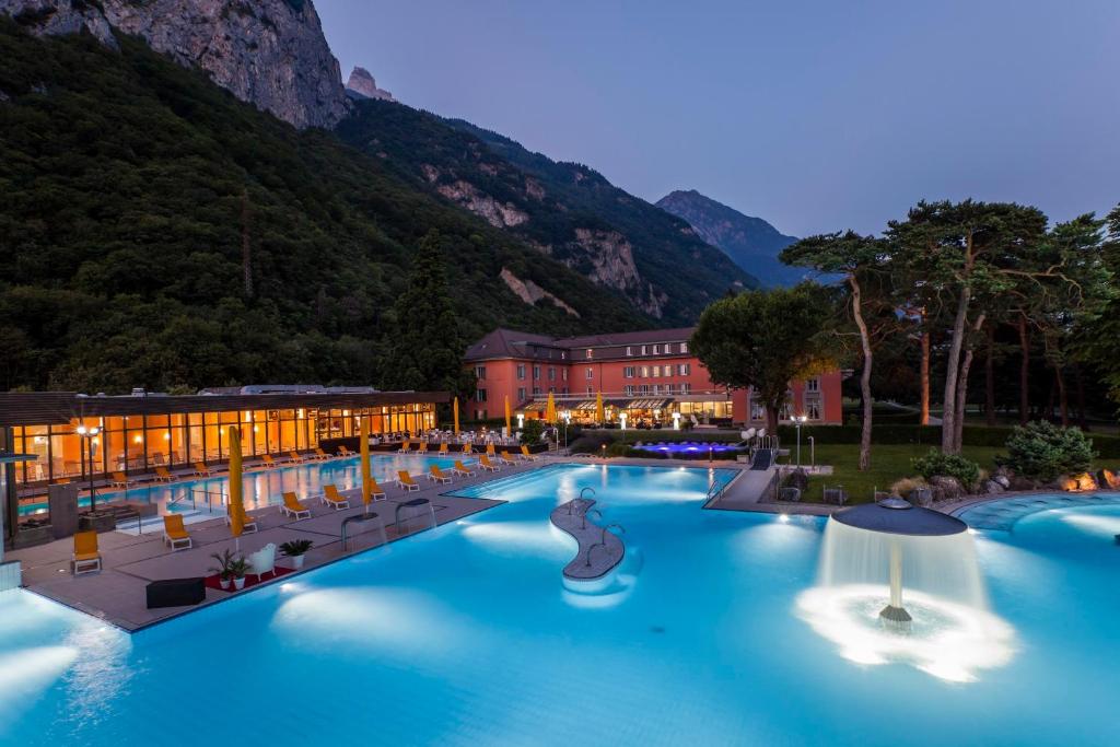 拉韦莱班德班大酒店的度假村设有蓝色的游泳池,背景为山脉