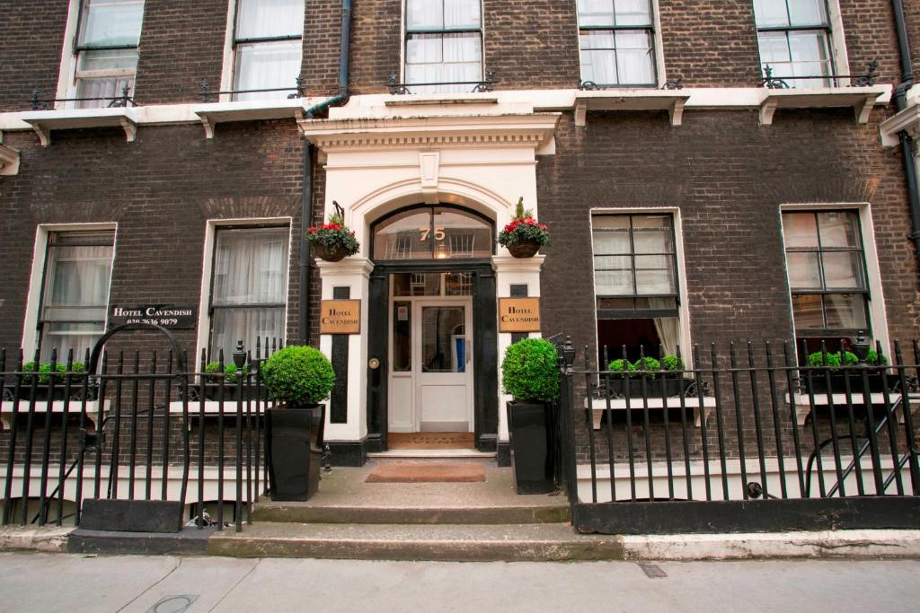 伦敦卡文迪什酒店的砖屋,有白色的门和鲜花