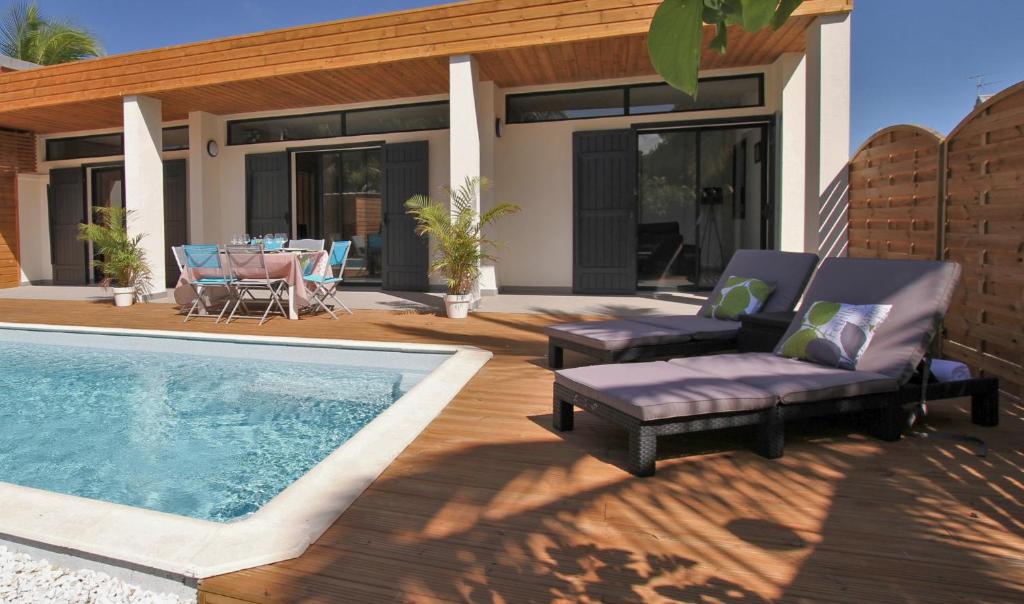 拉萨尔勒班Villa Saline的一个带桌椅的庭院和一个游泳池