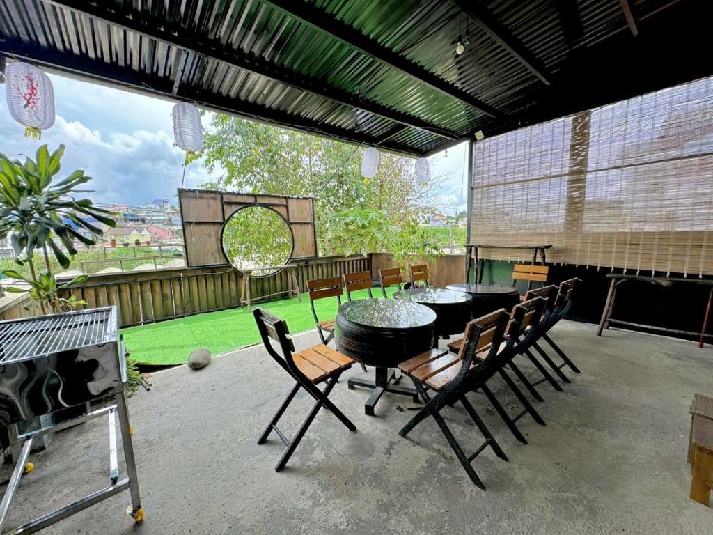 SAKURA House ĐÀ LẠT的阳台或露台