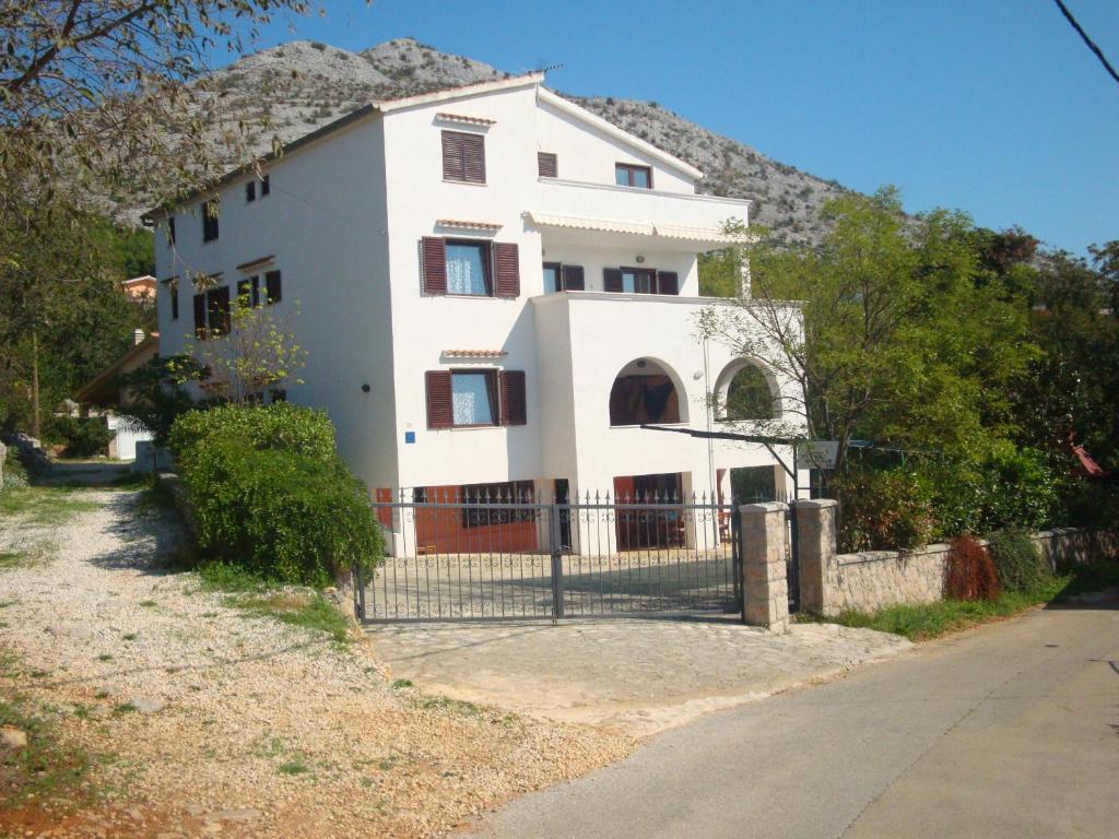 斯塔利格拉德-帕克利尼卡Apartments Vukelić的前面有栅栏的白色房子