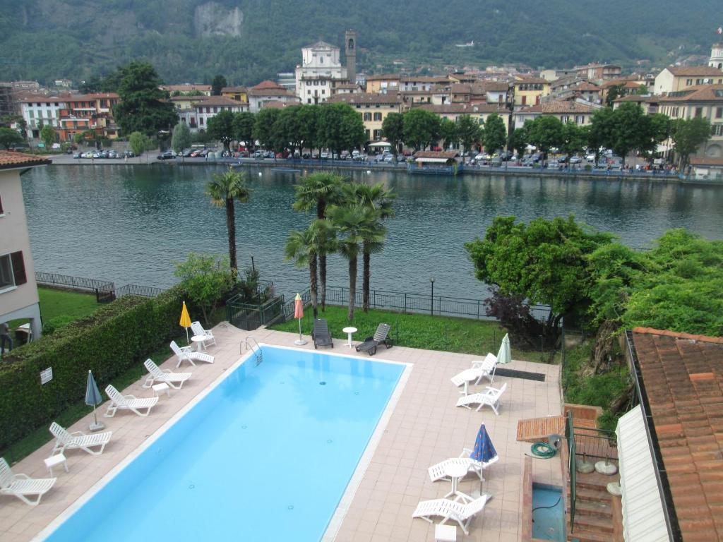 Hotel Stazione sul lago di Iseo内部或周边泳池景观