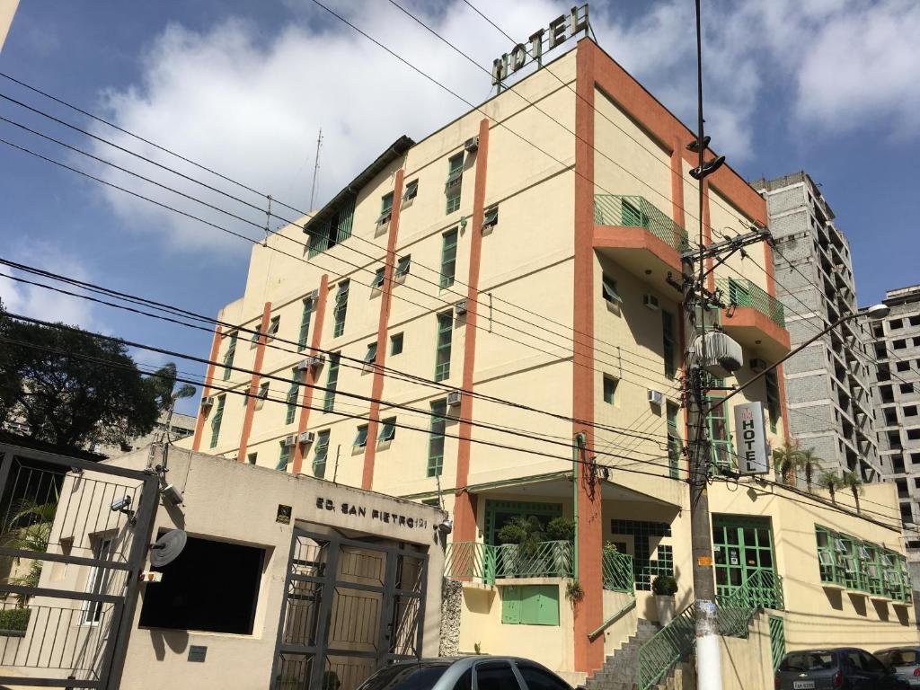 DiademaTrade Hotel Diadema的前面有许多电源线的建筑