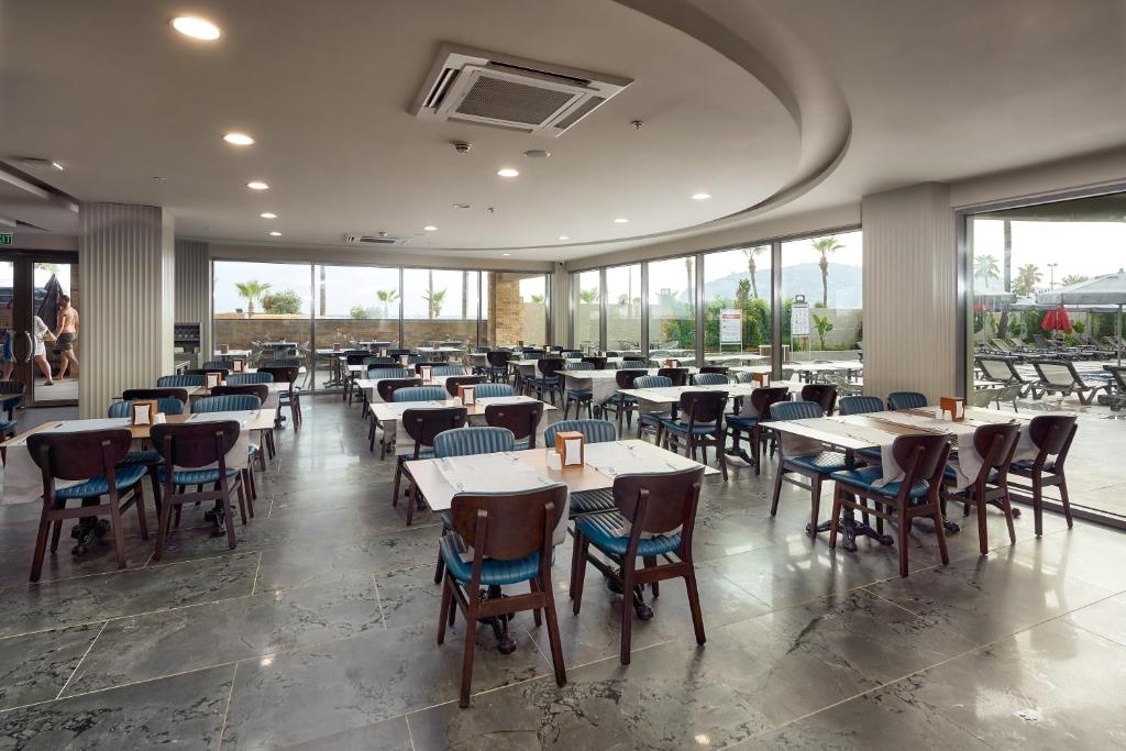 Elysee Rive Hotel餐厅或其他用餐的地方