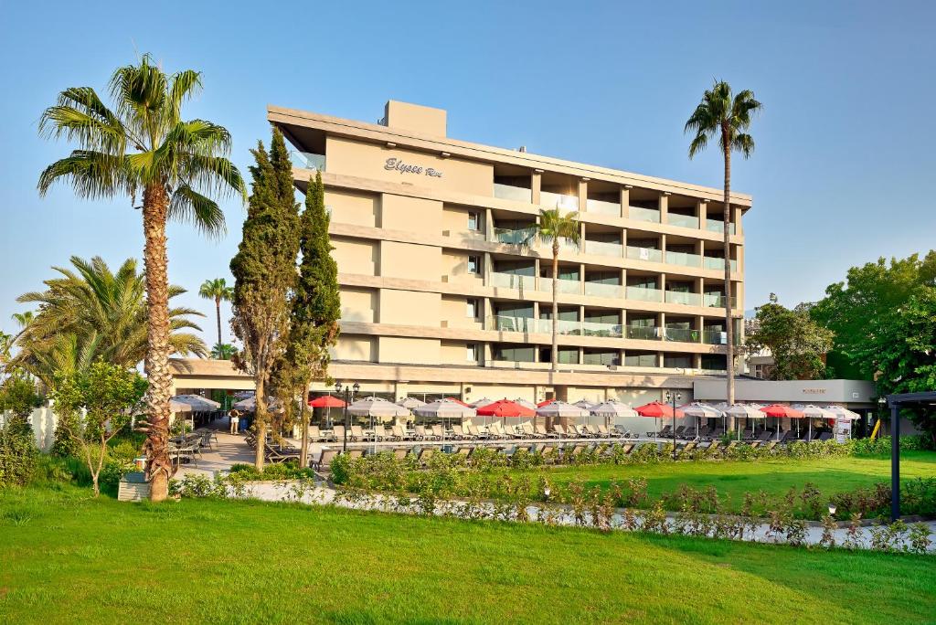 Elysee Rive Hotel外面的花园