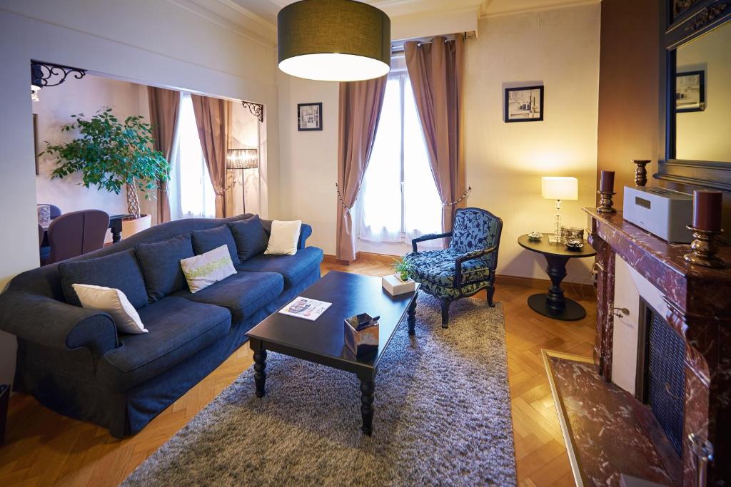 勒芒Appartements Plantagenet - Le 33的客厅配有蓝色的沙发和桌子