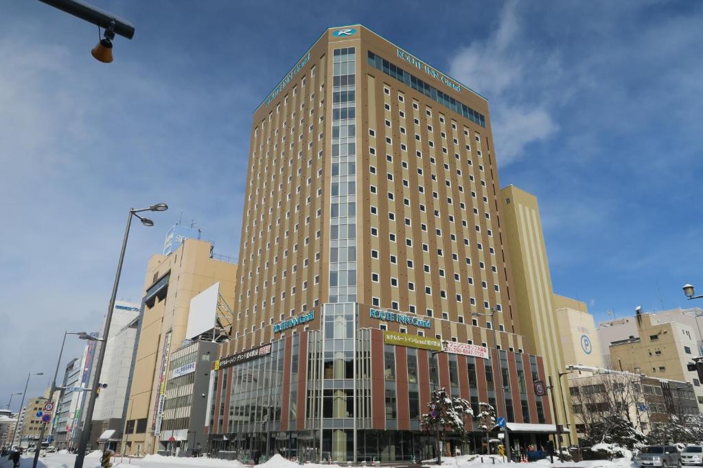 旭川旭川站前路线酒店的一座高大的建筑,在地面上积雪
