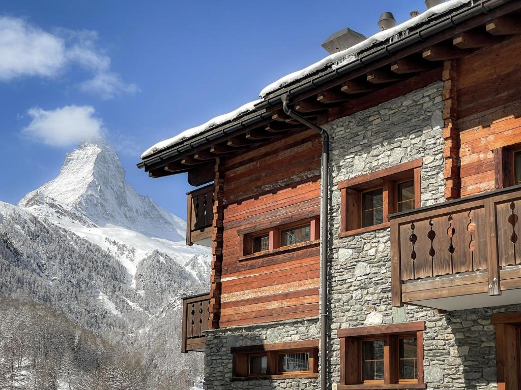 采尔马特高山天堂酒店的一座有雪覆盖的山的建筑
