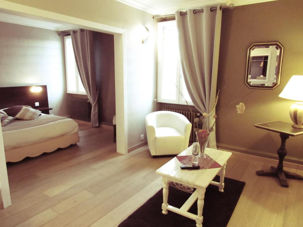潘波勒Hotel Restaurant de la Marne的配有床、椅子和桌子的酒店客房