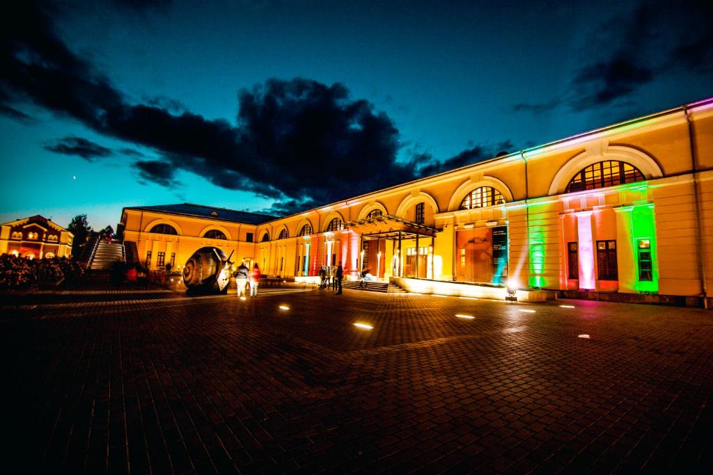 陶格夫匹尔斯Rothko Museum residences的建筑的侧面有五颜六色的灯光