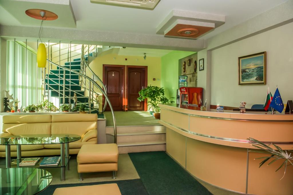 扬博尔Hotel Kapri的大厅设有楼梯和等候室